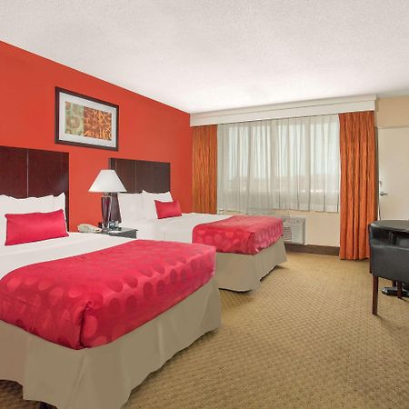 Ramada Plaza By Wyndham Fayetteville Fort Bragg Area Exterior foto