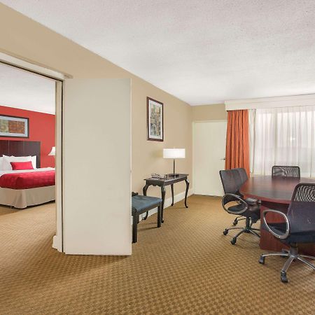 Ramada Plaza By Wyndham Fayetteville Fort Bragg Area Exterior foto