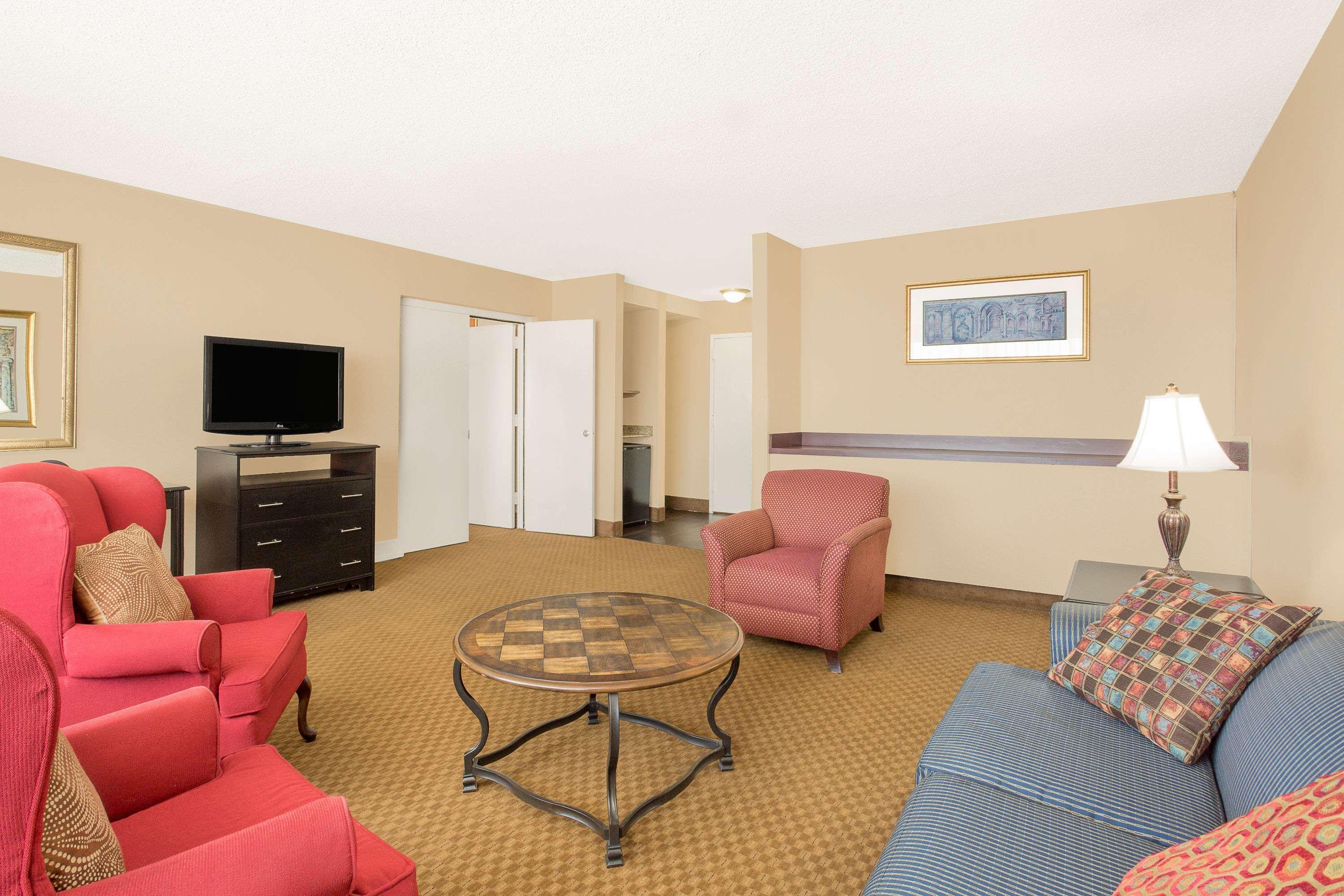 Ramada Plaza By Wyndham Fayetteville Fort Bragg Area Exterior foto