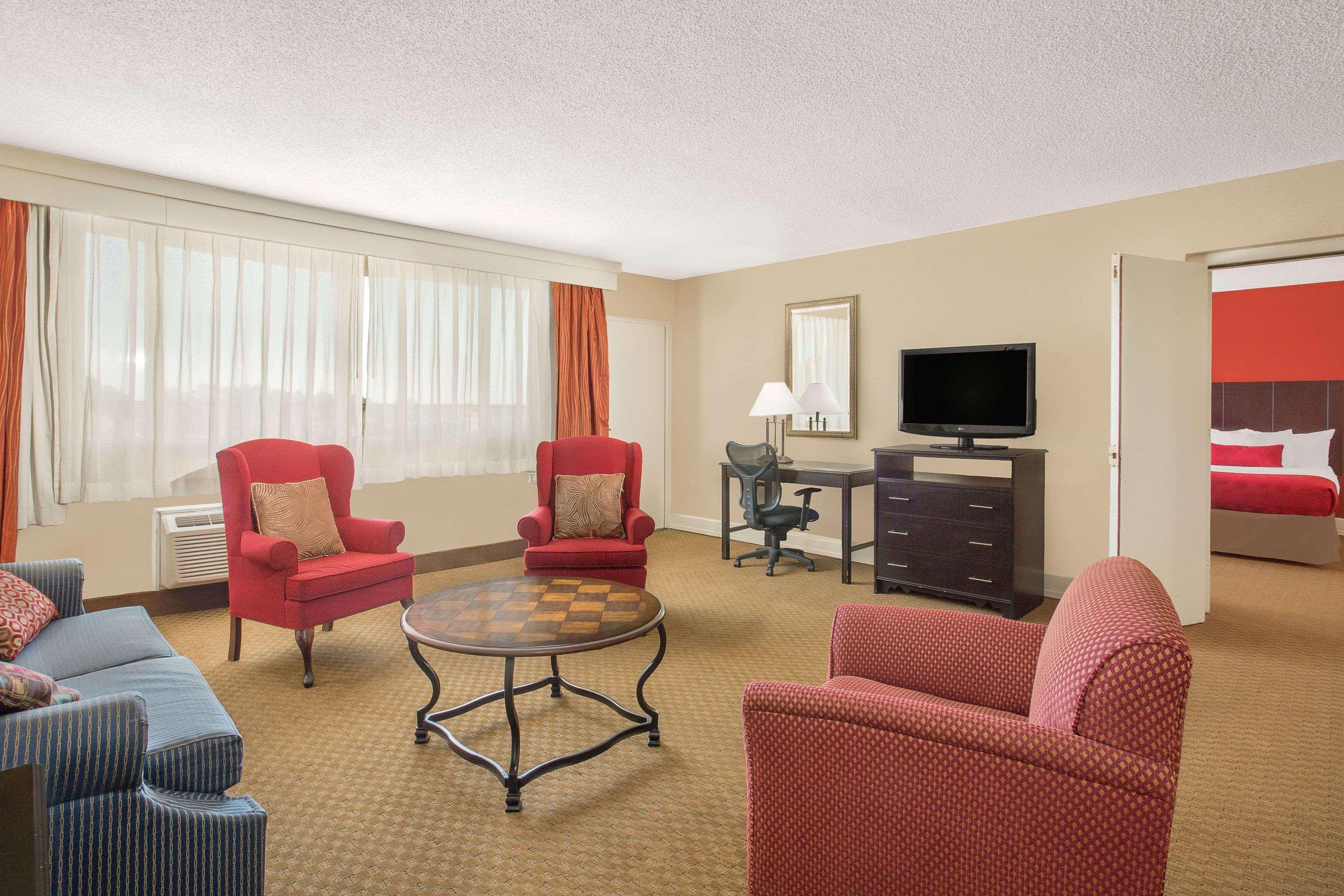 Ramada Plaza By Wyndham Fayetteville Fort Bragg Area Exterior foto
