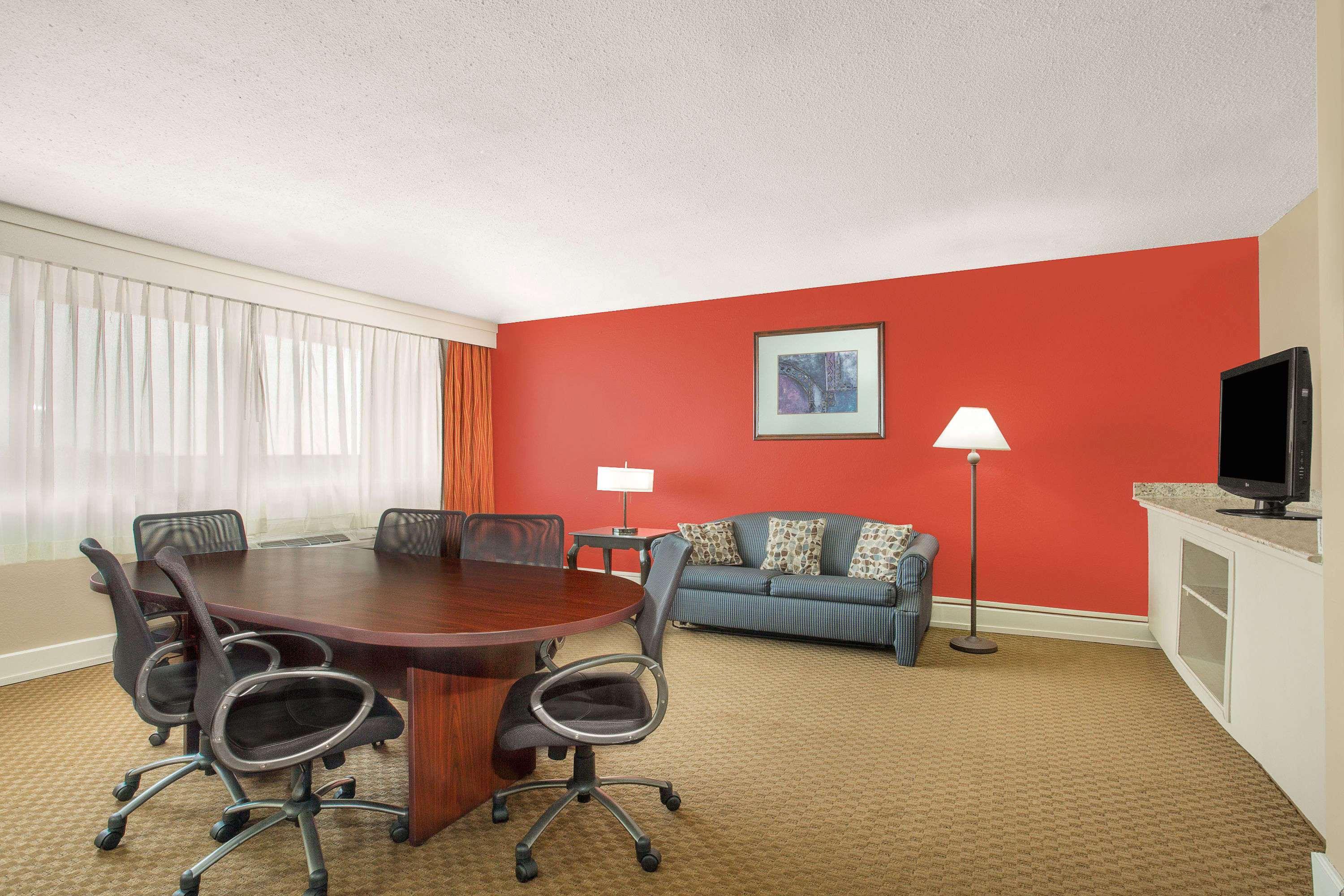 Ramada Plaza By Wyndham Fayetteville Fort Bragg Area Exterior foto