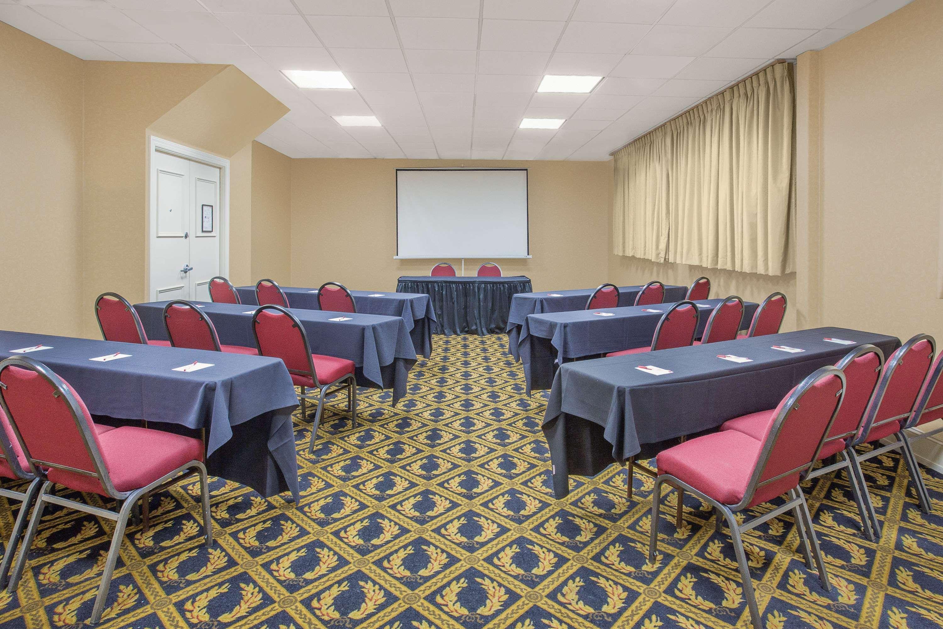 Ramada Plaza By Wyndham Fayetteville Fort Bragg Area Exterior foto