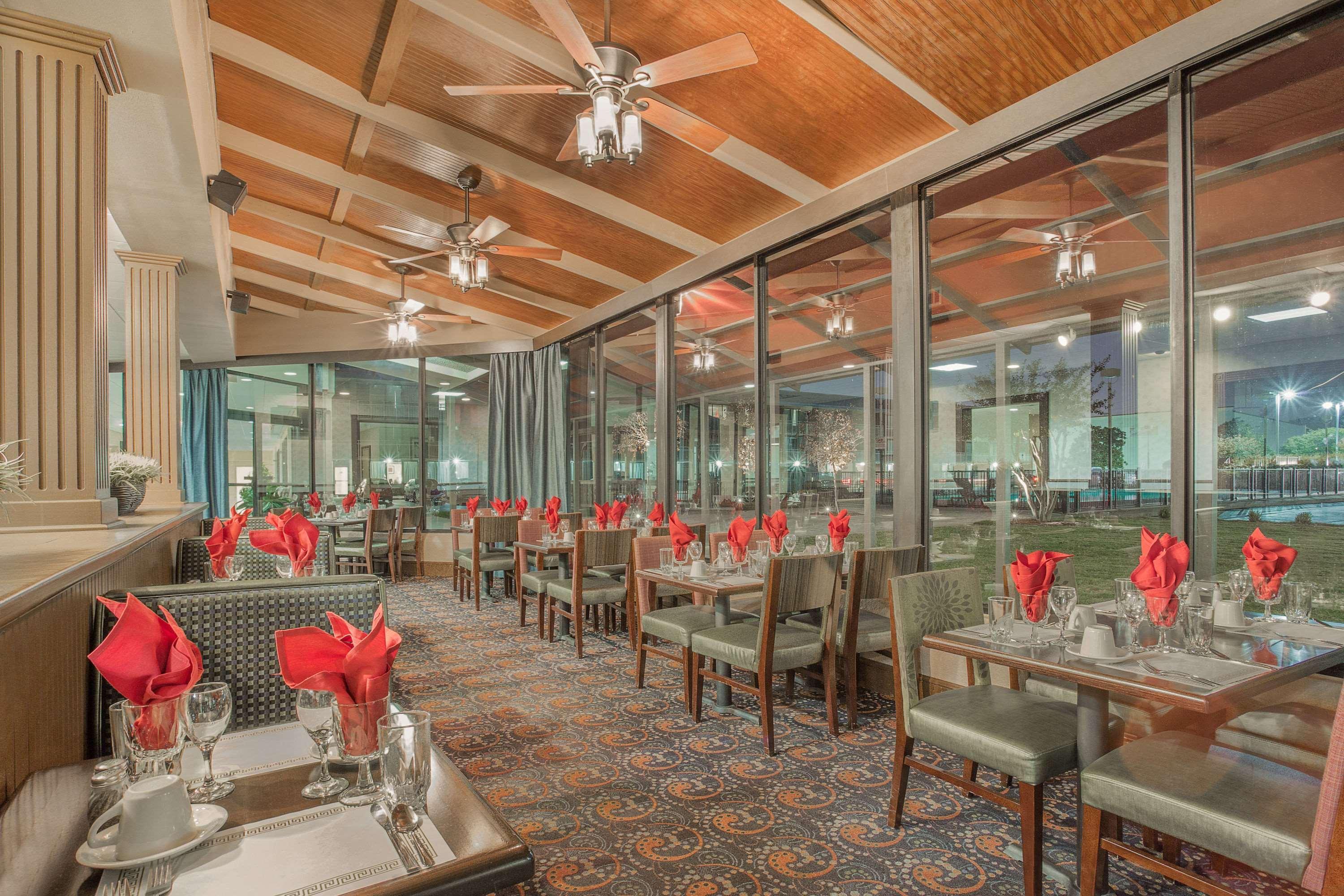 Ramada Plaza By Wyndham Fayetteville Fort Bragg Area Exterior foto