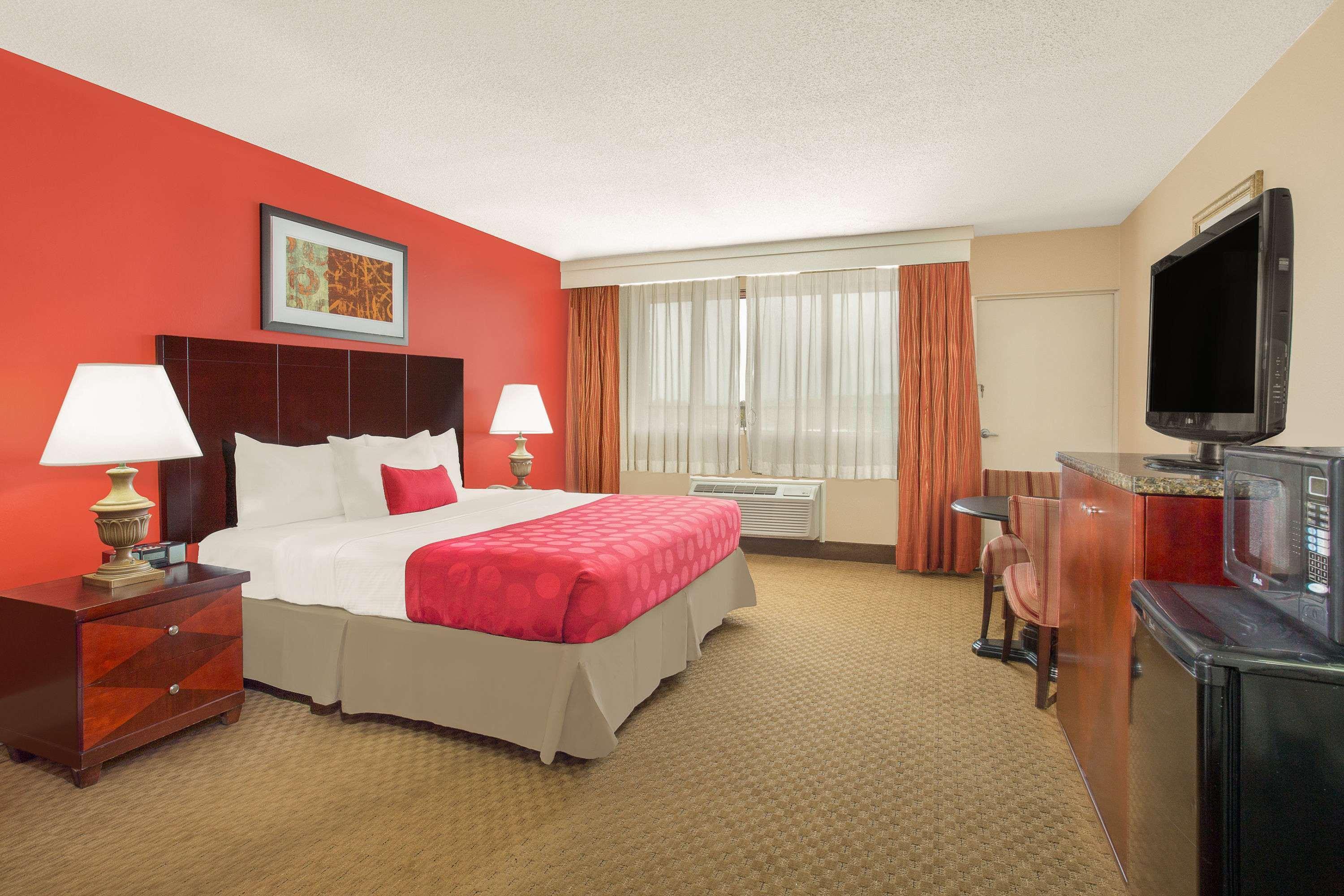 Ramada Plaza By Wyndham Fayetteville Fort Bragg Area Exterior foto