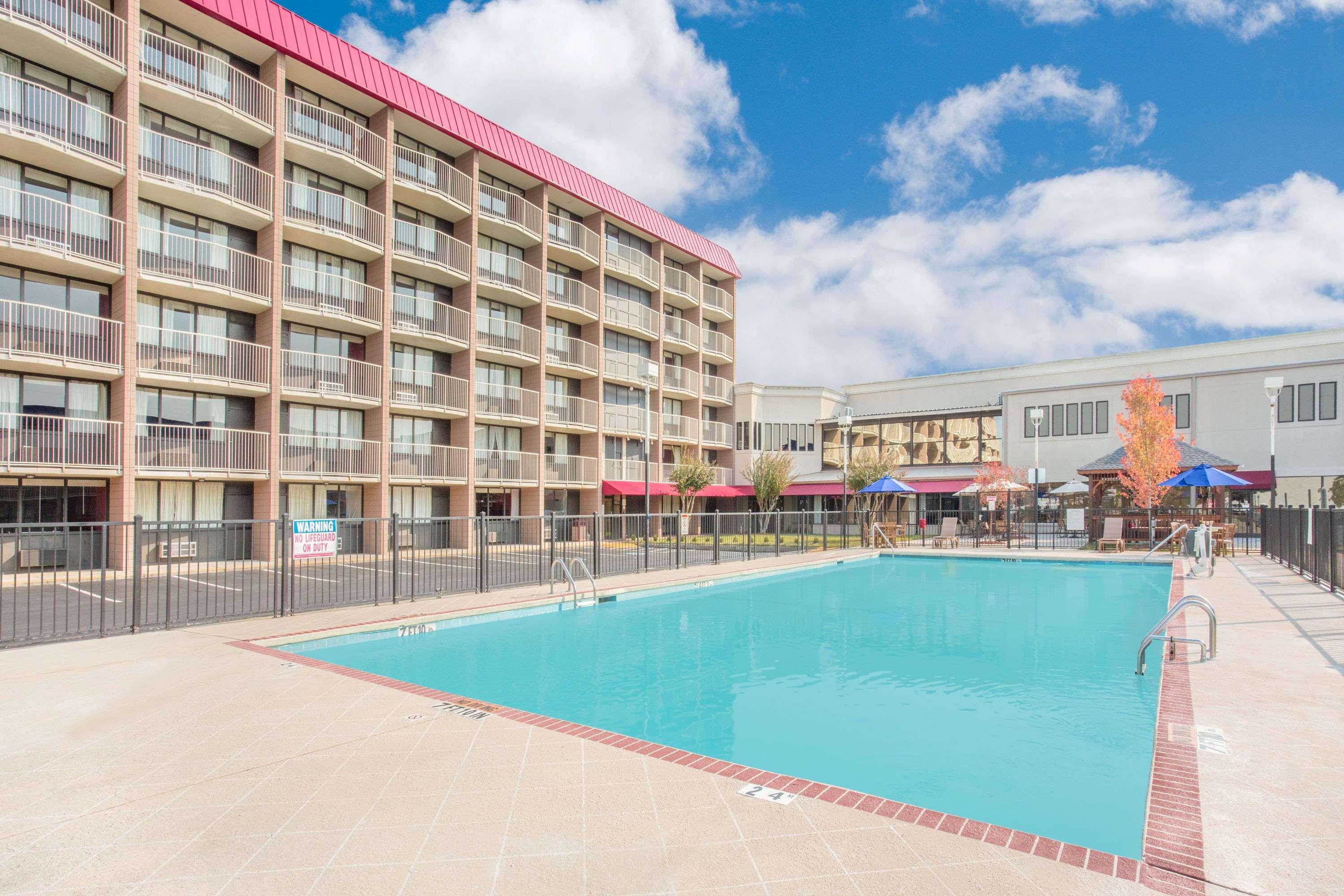 Ramada Plaza By Wyndham Fayetteville Fort Bragg Area Exterior foto