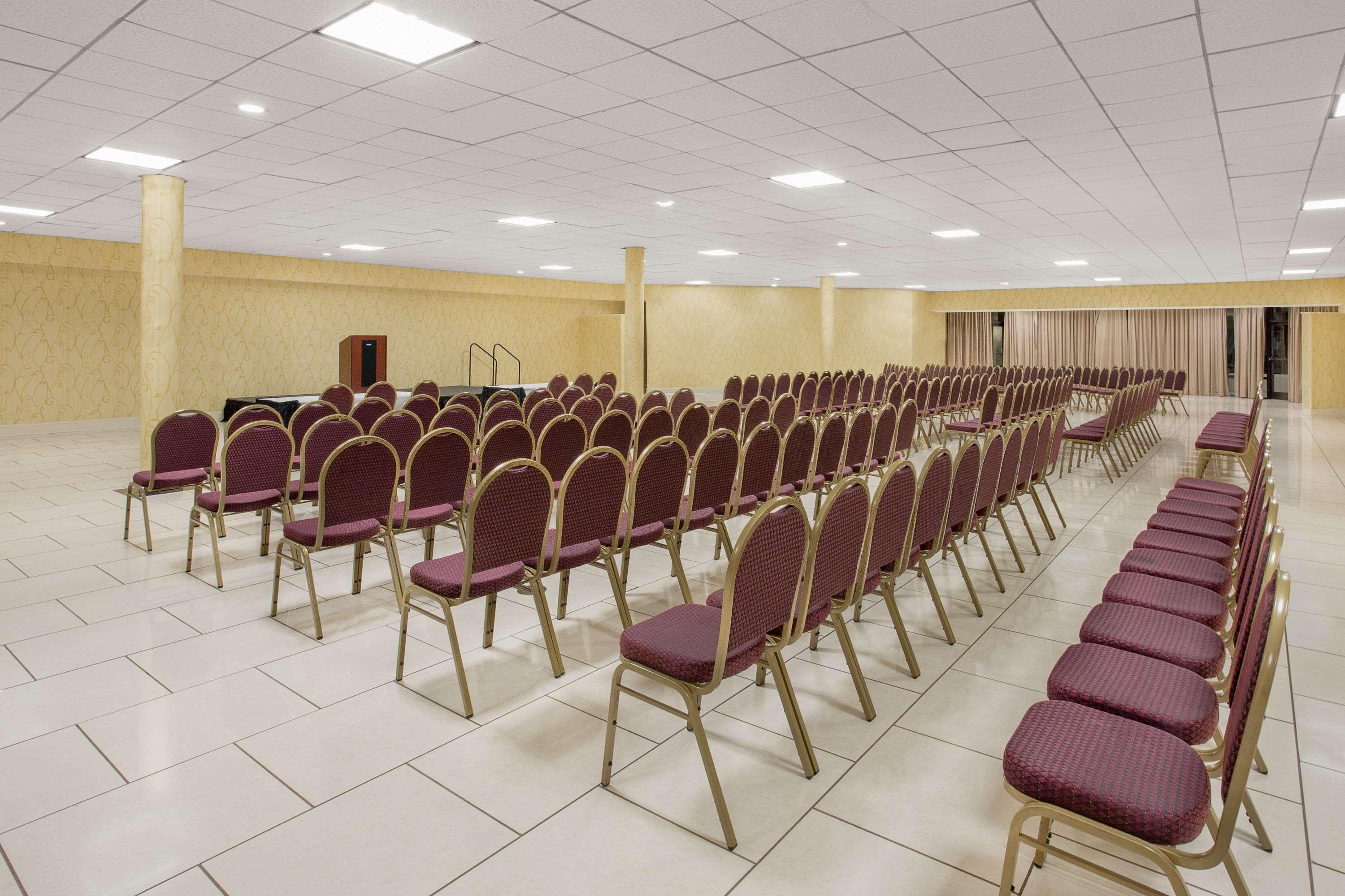 Ramada Plaza By Wyndham Fayetteville Fort Bragg Area Exterior foto