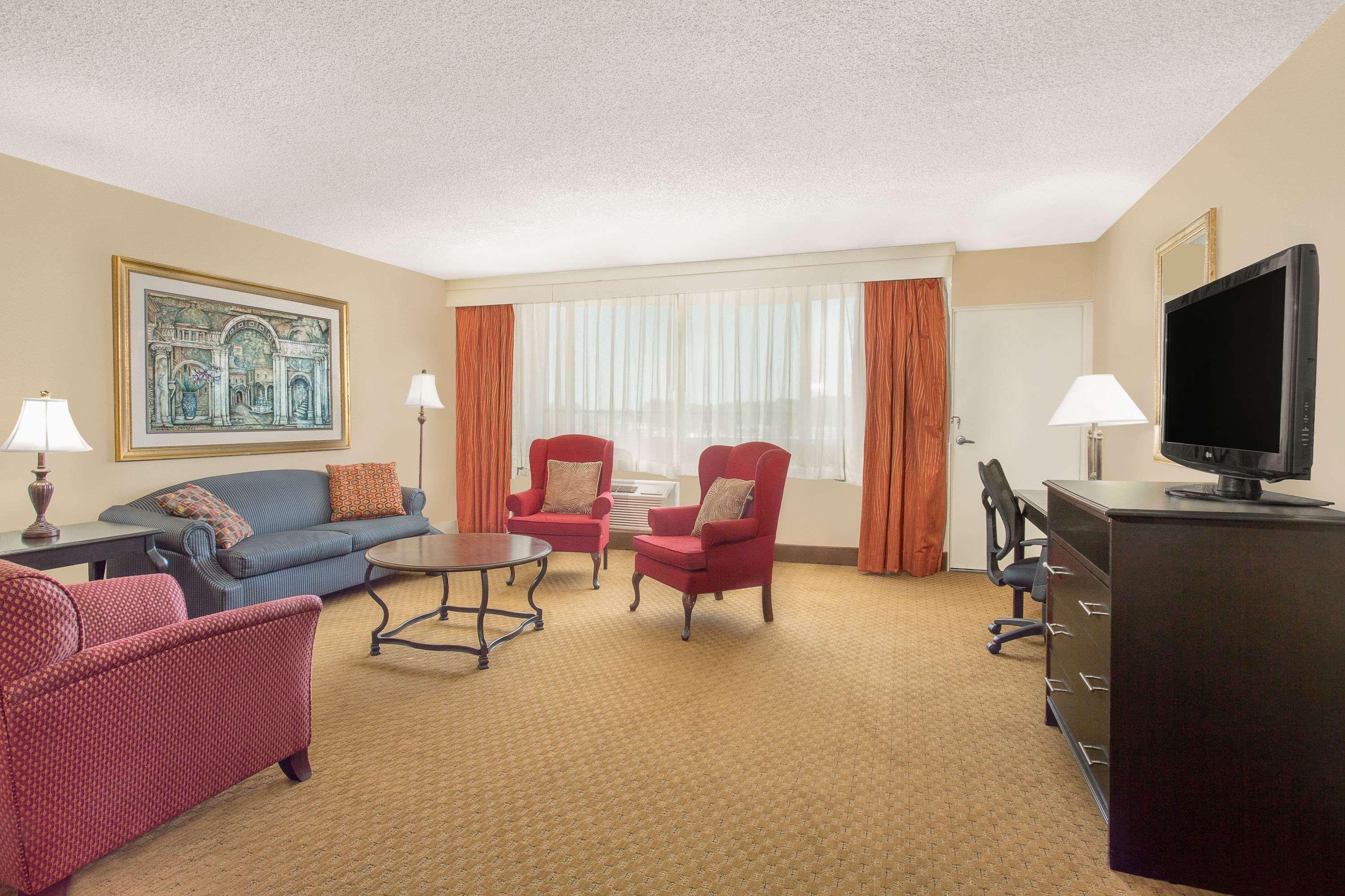 Ramada Plaza By Wyndham Fayetteville Fort Bragg Area Exterior foto