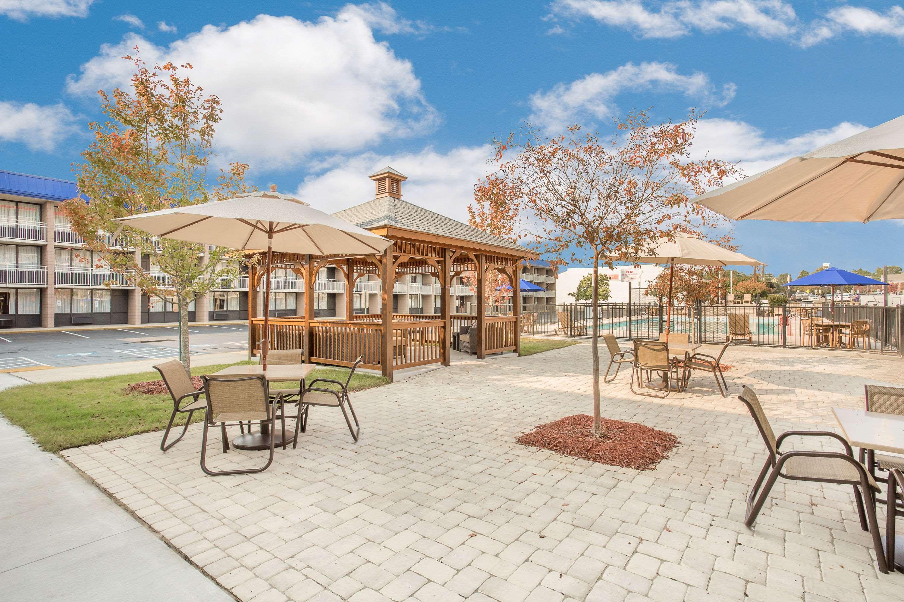 Ramada Plaza By Wyndham Fayetteville Fort Bragg Area Exterior foto