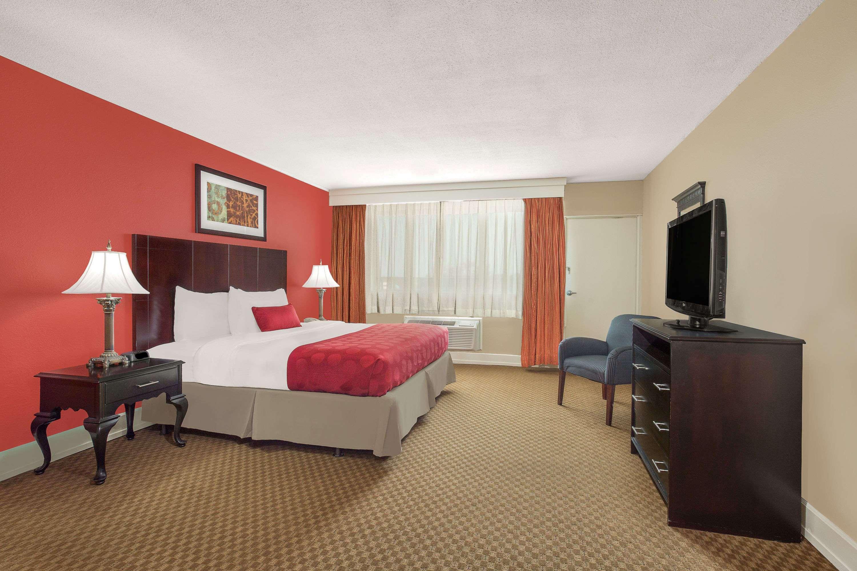 Ramada Plaza By Wyndham Fayetteville Fort Bragg Area Exterior foto
