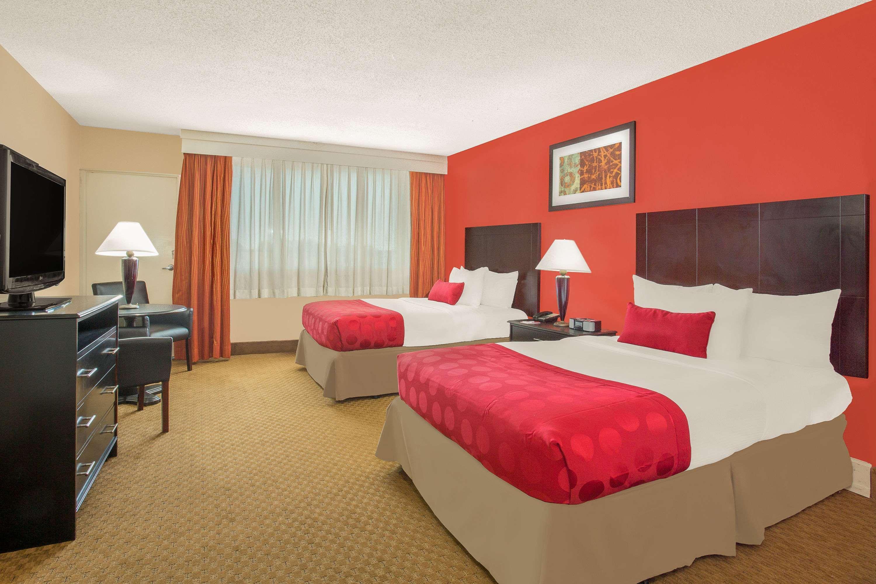 Ramada Plaza By Wyndham Fayetteville Fort Bragg Area Exterior foto