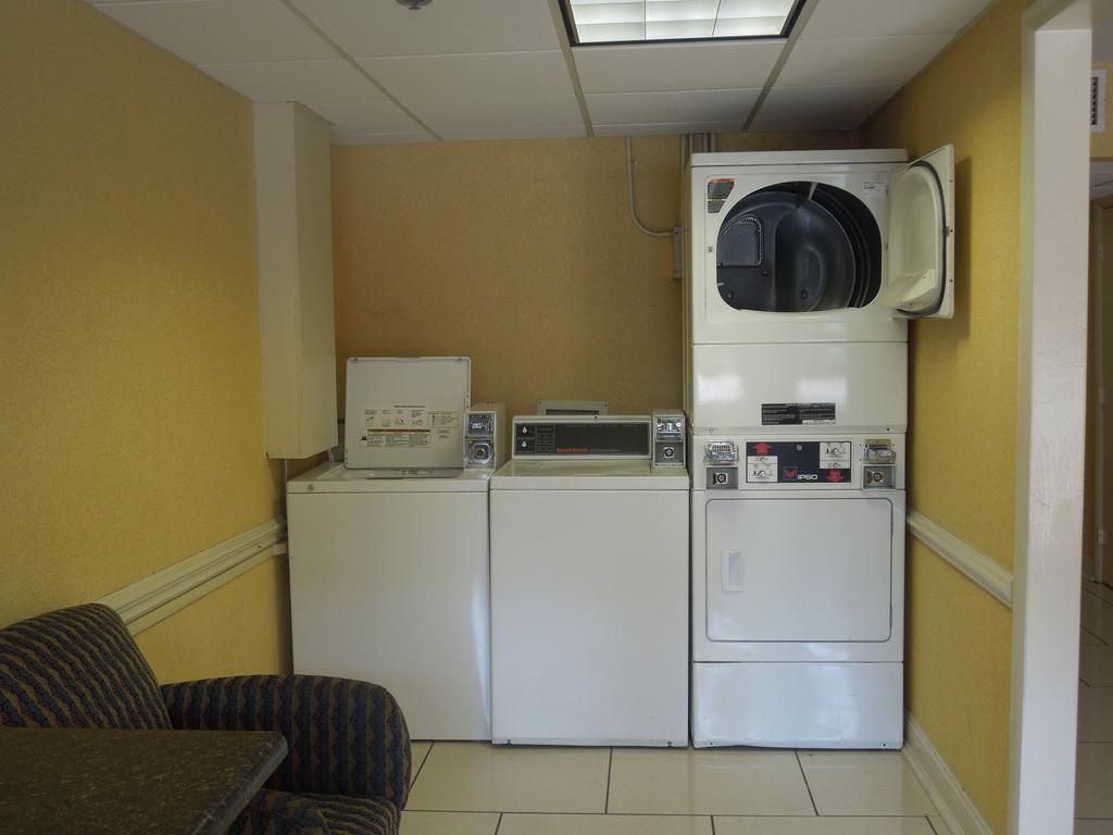 Ramada Plaza By Wyndham Fayetteville Fort Bragg Area Exterior foto